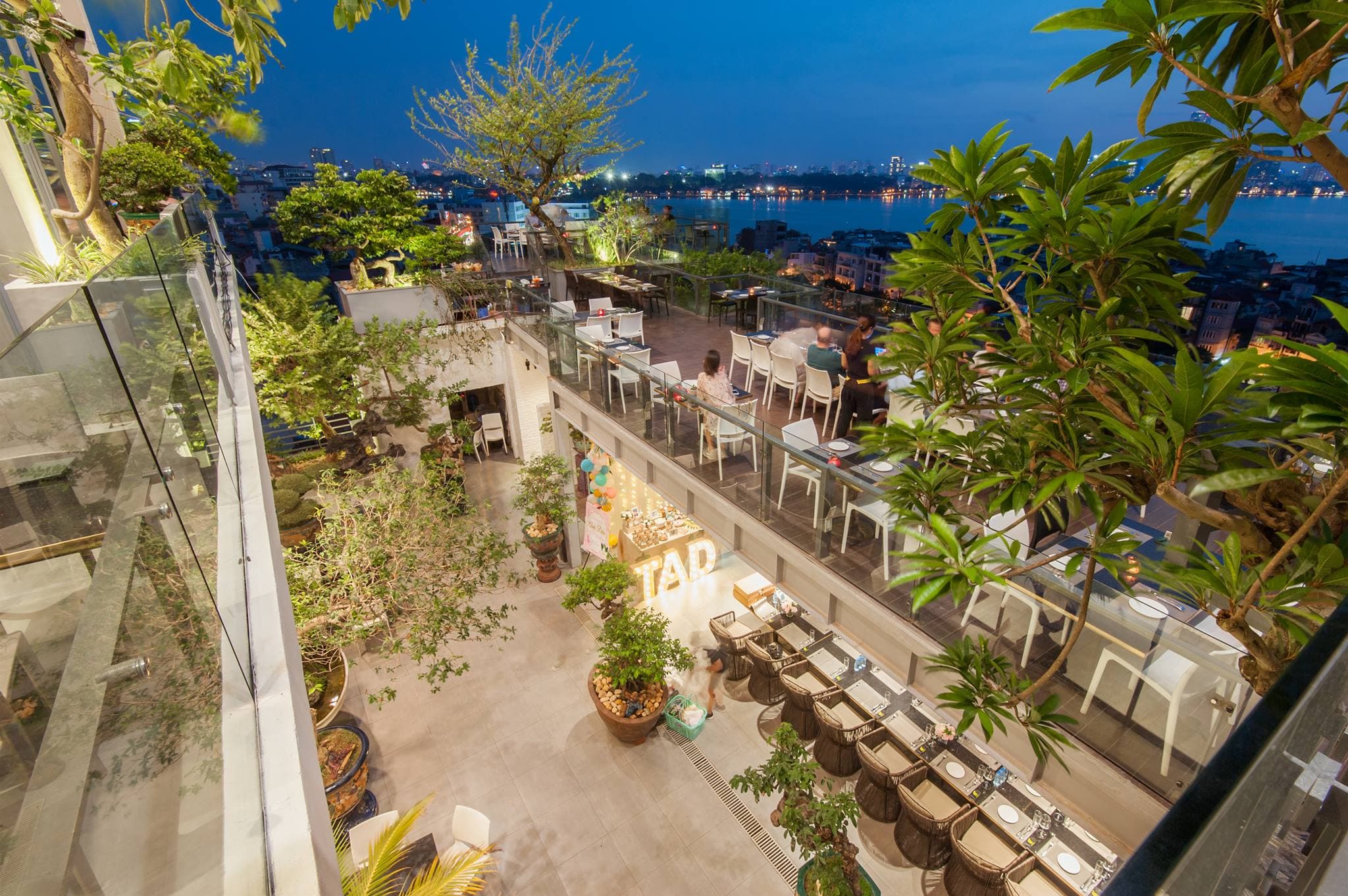 Lakeside Lounge photo 4